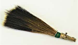 Jagershoedspeld / broche van wildzwijn haar met afbeelding van korhoen. verkocht voor € 1!