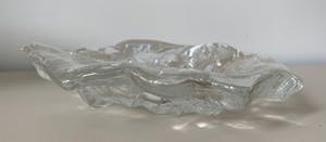 Jolanda Prinsen - Zware glazen schaal met een decor van schelpen en kokkels kopen? Bied vanaf 50!