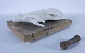 Kathja Smits - Porselein, papier en wax, Liggend schaapje kopen? Bied vanaf 125!