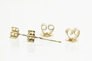 43 - Een paar z.g.a.n. geelgouden 18krt diamanten oorstekers met 0.30ct briljant kopen? Bied vanaf 215!