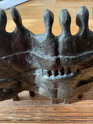 Judith Braun - Zeer fraai vormgegeven sculptuur van vijf mensfiguren die samen een muur vormen kopen? Bied vanaf 100!