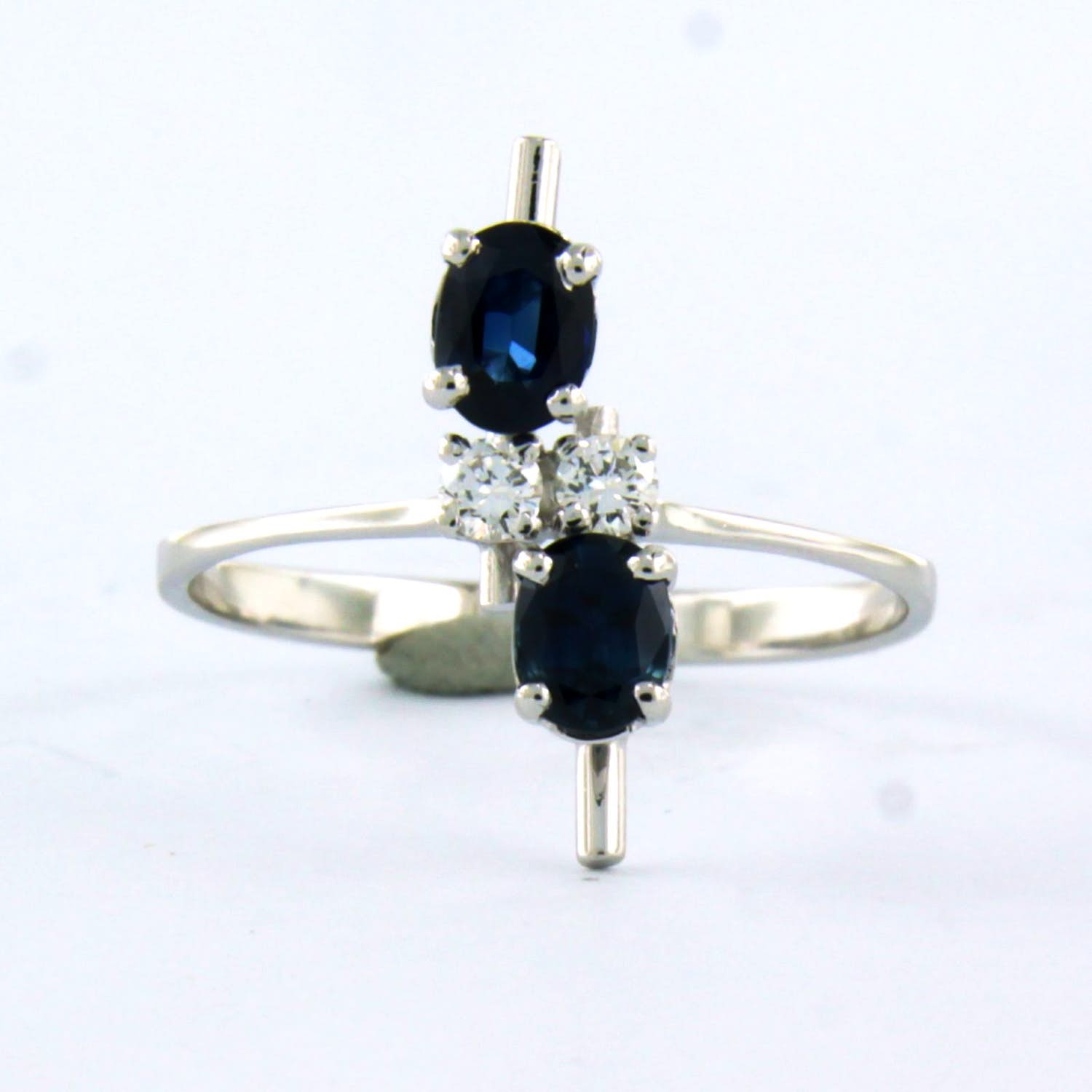 18k wit gouden ring bezet met saffier en briljant geslepen diamant tot. 0.14ct kopen? Bied vanaf 225!