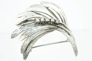 Sierlijke vintage Wit gouden (14kt) diamanten Broche kopen? Bied vanaf 230!