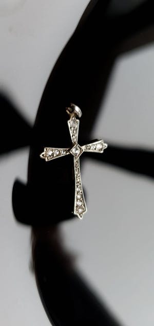 Niet of onleesbaar gesigneerd - 18k wit goud kruis met 17 brillianten kopen? Bied vanaf 10!