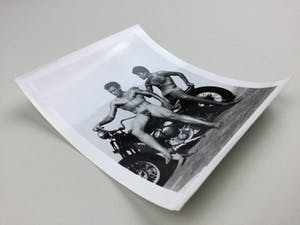 Robert Mizer - Models posing on motorbike kopen? Bied vanaf 100!