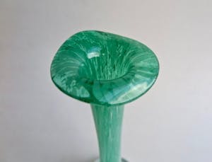 Niet of onleesbaar gesigneerd - Vaasje - Scandinavisch design - Lelievormige kelk - groen, wit, transparant glas kopen? Bied vanaf 1!