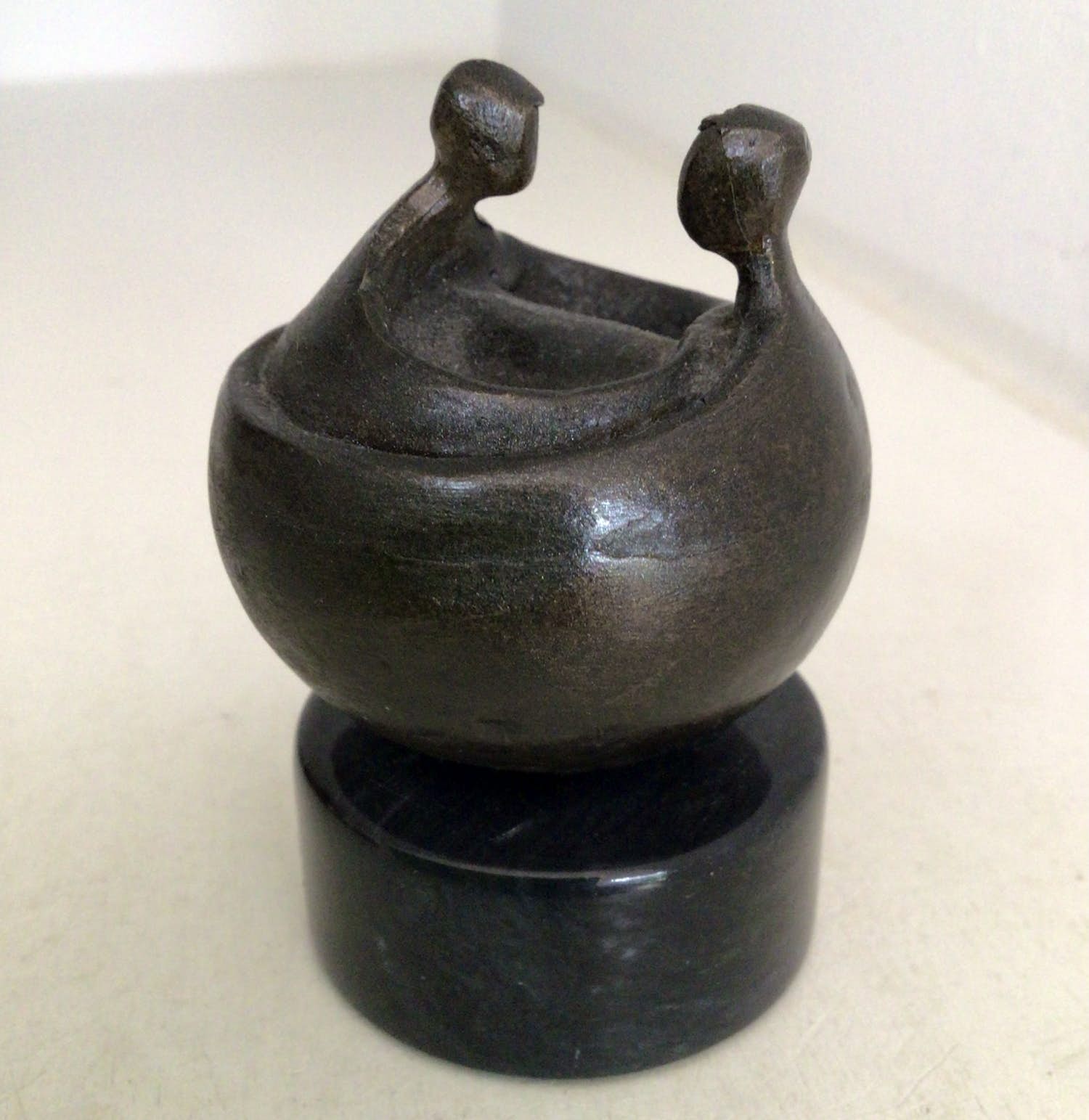 Corry Ammerlaan - Sculptuur “ TAKE CARE “ kopen? Bied vanaf 1!