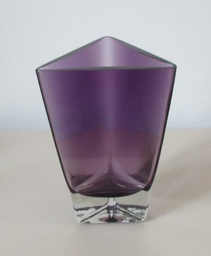 Krosno - Dubbelwandige paarse en blank glazen driehoek vaas kopen? Bied vanaf 28!