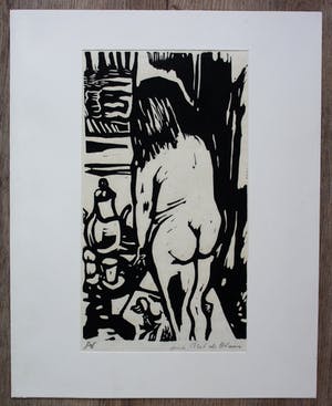 Aad de Haas - Linosnede : Vrouwelijk naakt van achteren gezien, naast een salontafel kopen? Bied vanaf 55!