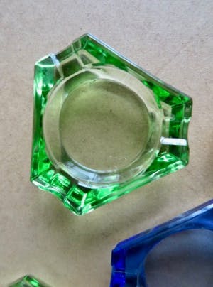 Niet of onleesbaar gesigneerd - Set decoratieve gekleurd glazen Asbakjes - 60-er jaren kopen? Bied vanaf 1!