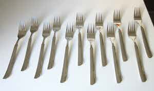Niet of onleesbaar gesigneerd - Twaalf dinervorken bestek Orchidee van Raadvad uit Denemarken verkocht voor € 10!