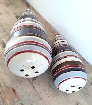 Niet of onleesbaar gesigneerd - Twee unieke vintage design vazen (handwerk). kopen? Bied vanaf 1!