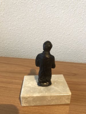 Brons (Onbekend) - Bronzen beeldje man met bos tulpen. kopen? Bied vanaf 10!