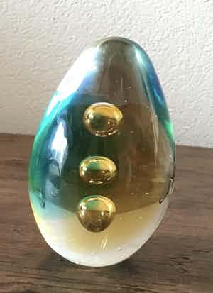 Niet of onleesbaar gesigneerd - Glas object presse papier verkocht voor € 10!