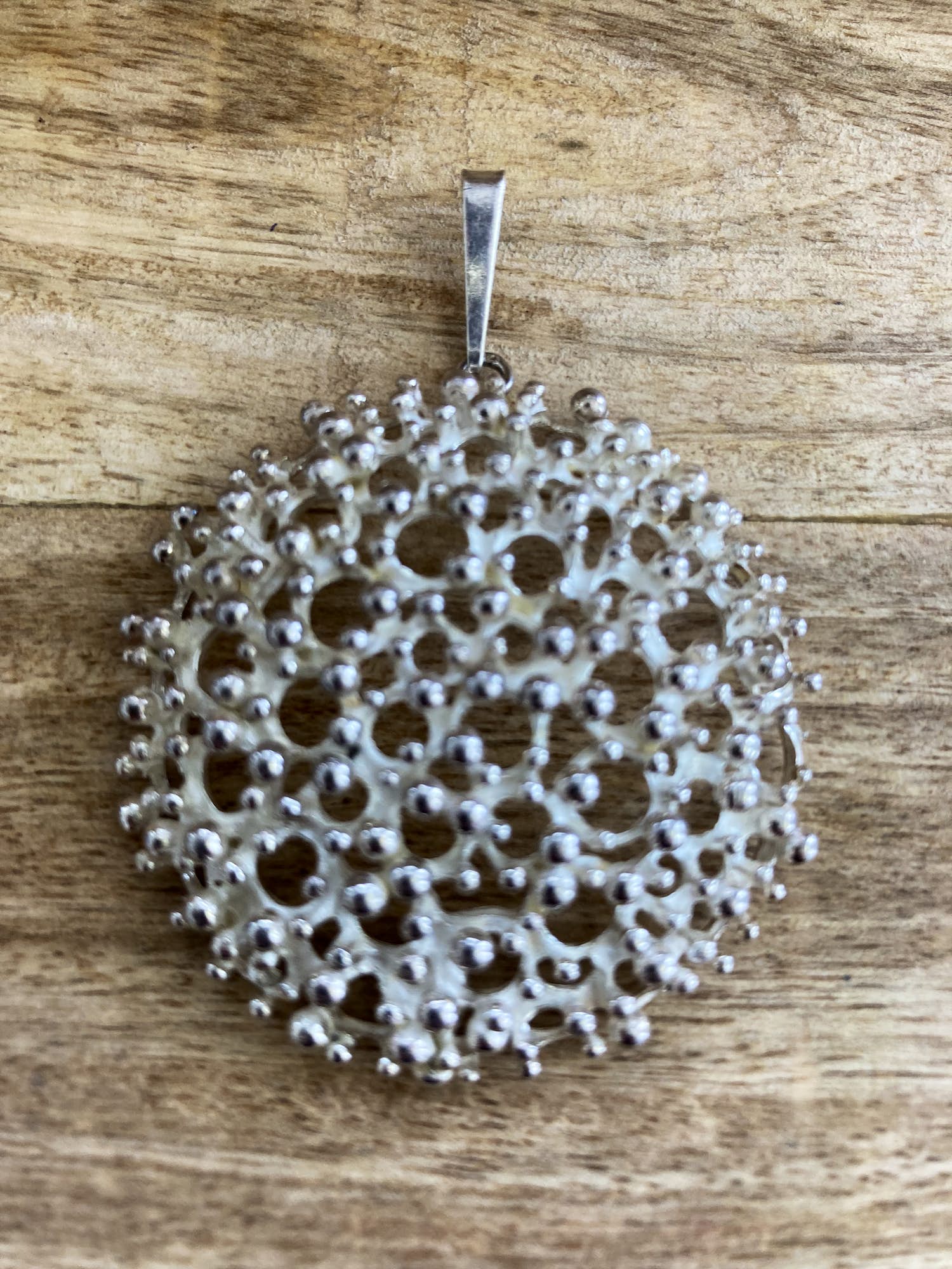 Zilveren  opengewerkte hanger met kleine sparkly bolletjes kopen? Bied vanaf 29!