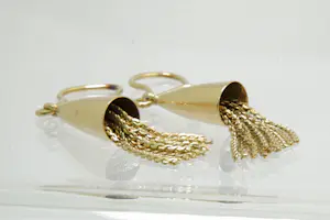 48-  Klassiek en relatief lang paar 14krt geel-gouden oorhangers met strengen kopen? Bied vanaf 250!