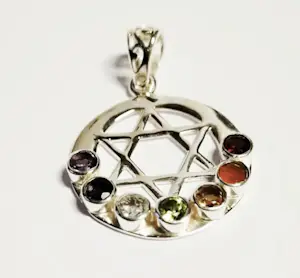 Nieuwzilveren hanger met edelstenen in de vorm van een hexagram in een cirkel . kopen? Bied vanaf 55!