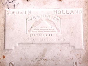 Faience- en Tegelfabriek Westraven - Cloisonné tegel voorstellende wapen van Makassar -1930's kopen? Bied vanaf 9!