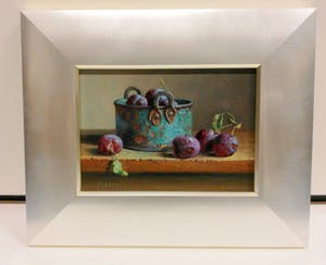 Hans Habraken - stilleven groene pot met blauwe pruimen kopen? Bied vanaf 295!