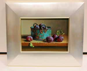 Hans Habraken - stilleven groene pot met blauwe pruimen verkocht voor € 295!