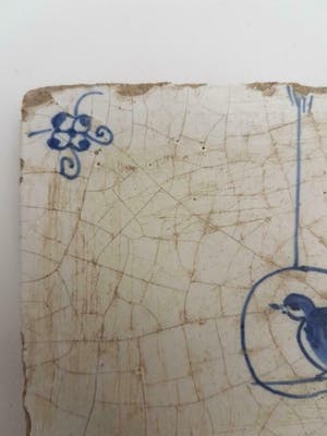 Niet of onleesbaar gesigneerd - Antieke zeldzame vroeg-18e eeuwse tegel met vogel kopen? Bied vanaf 1!