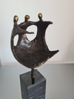 Corry Ammerlaan - Beeld " Samen een geheel / Hand in hand vooruit " kopen? Bied vanaf 35!