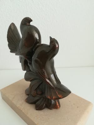 Brons (Onbekend) - Prachtig gedetailleerd sculptuur met duifjes, Art Déco kopen? Bied vanaf 60!