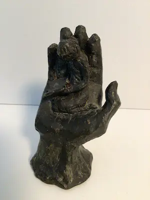 Astrid Veldhuyzen-Koppen - Sculptuur “ Lezend meisje in palm van een hand “ kopen? Bied vanaf 39!