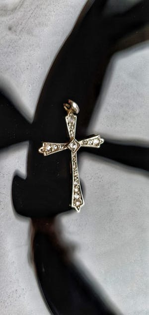 Niet of onleesbaar gesigneerd - 18k wit goud kruis met 17 brillianten kopen? Bied vanaf 10!