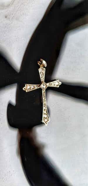 Niet of onleesbaar gesigneerd - 18k wit goud kruis met 17 brillianten verkocht voor € 10!