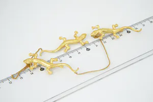 Opvallende geel-gouden 20 Krt Indonesië zg. Kabaja speld met salamanders kopen? Bied vanaf 980!