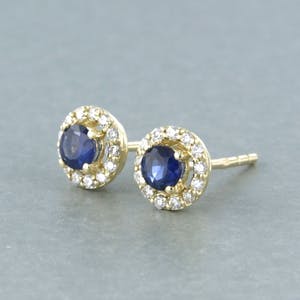 14k  gouden entourage oorknoppen bezet met saffier 0,50ct en briljant diamant kopen? Bied vanaf 250!