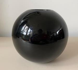 Keramiekfabriek Velsen - Zwarte Kogelvaas kopen? Bied vanaf 1!