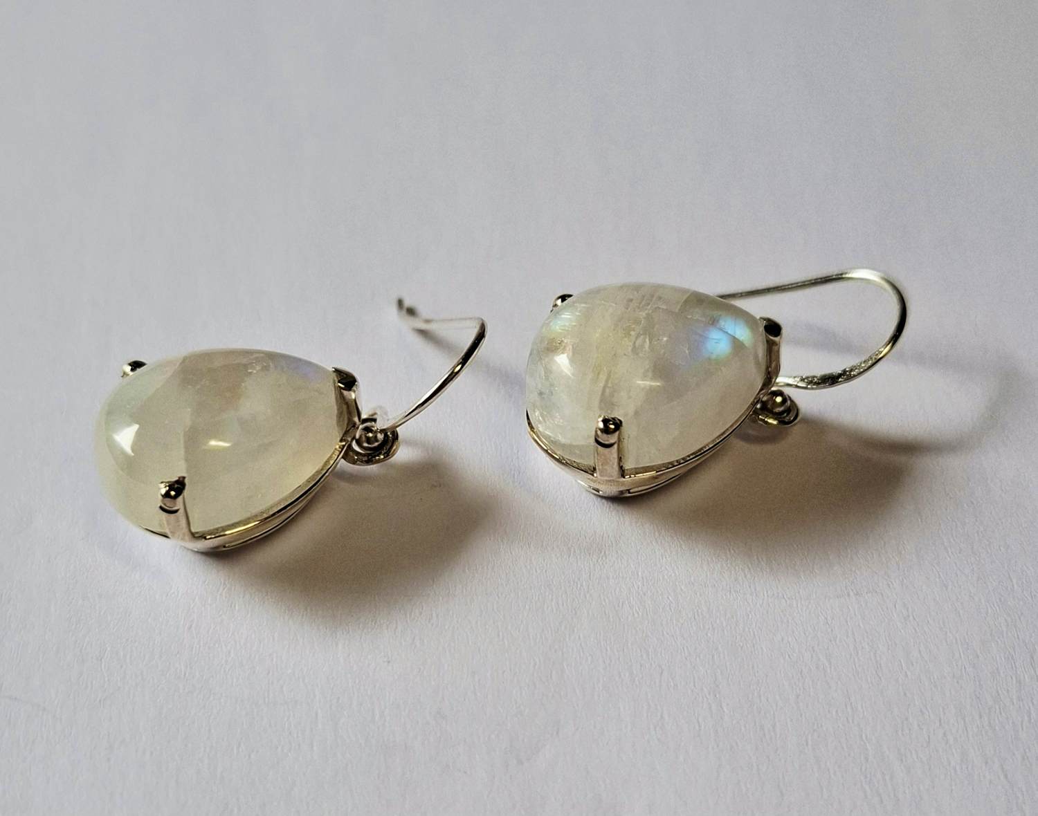 Nieuwe zilveren oorbellen met  Regenboogmaansteen verkocht voor € 70!
