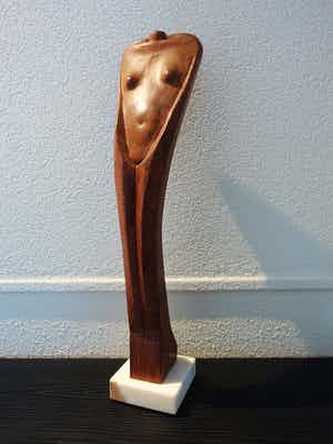 Niet of onleesbaar gesigneerd - Fraai gestileerd houten naakt (Amsterdamse school?) verkocht voor € 1!