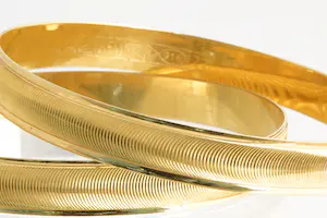 192 - TWEE (2) hoog gehalte 22 karaats geelgouden gefaseerd afgewerkte armbanden kopen? Bied vanaf 1180!