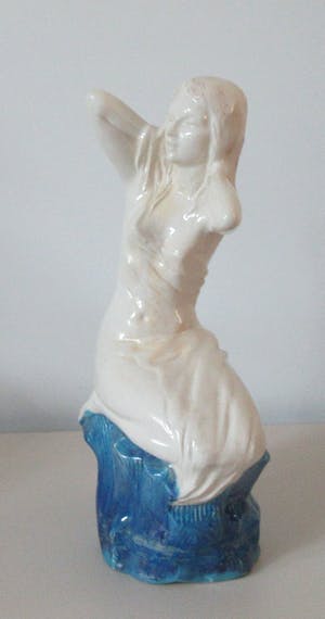 Niet of onleesbaar gesigneerd - Aardewerk beeld van naakte vrouw op blauwe rots kopen? Bied vanaf 1!