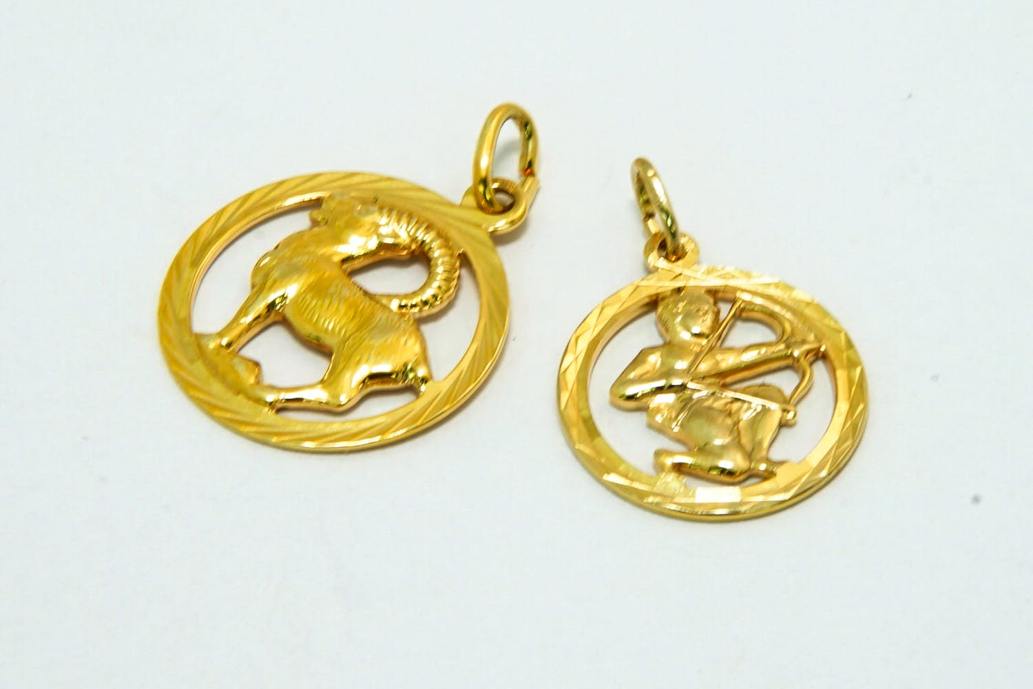 16 - Twee (2) mooi gedetailleerde 14Krt gouden zodiac sterrenbeeld hangers kopen? Bied vanaf 80!