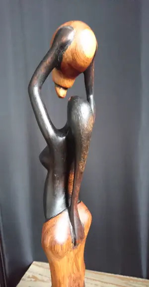 Niet of onleesbaar gesigneerd - Abstract houten beeld - Afrikaanse vrouw met kruik kopen? Bied vanaf 1!