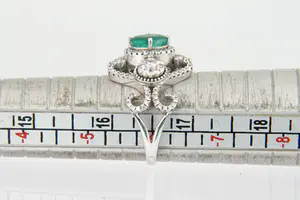 34 - Prachtige BWGG witgouden dames ring met diamant en ovalen smaragd. kopen? Bied vanaf 330!