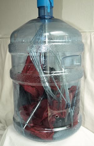 Niet of onleesbaar gesigneerd - Installatie-kunst , Paraplu + Watertank – ca 2003 kopen? Bied vanaf 1!