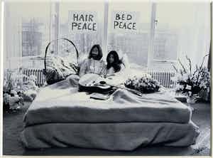 Nico Koster - Foto, John Lennon & Yoko Ono - Hilton Hotel tijdens de 'Bed-in for Peace' in '69 verkocht voor € 100!