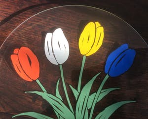 Niet of onleesbaar gesigneerd - GROTE GLAZEN SCHAAL MET VIER TULPEN kopen? Bied vanaf 1!