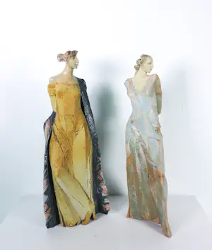 Willemijn van der Meer - Set van 2 keramieken sculpturen, Dames in jurk kaufen? Bieten Sie von 250!