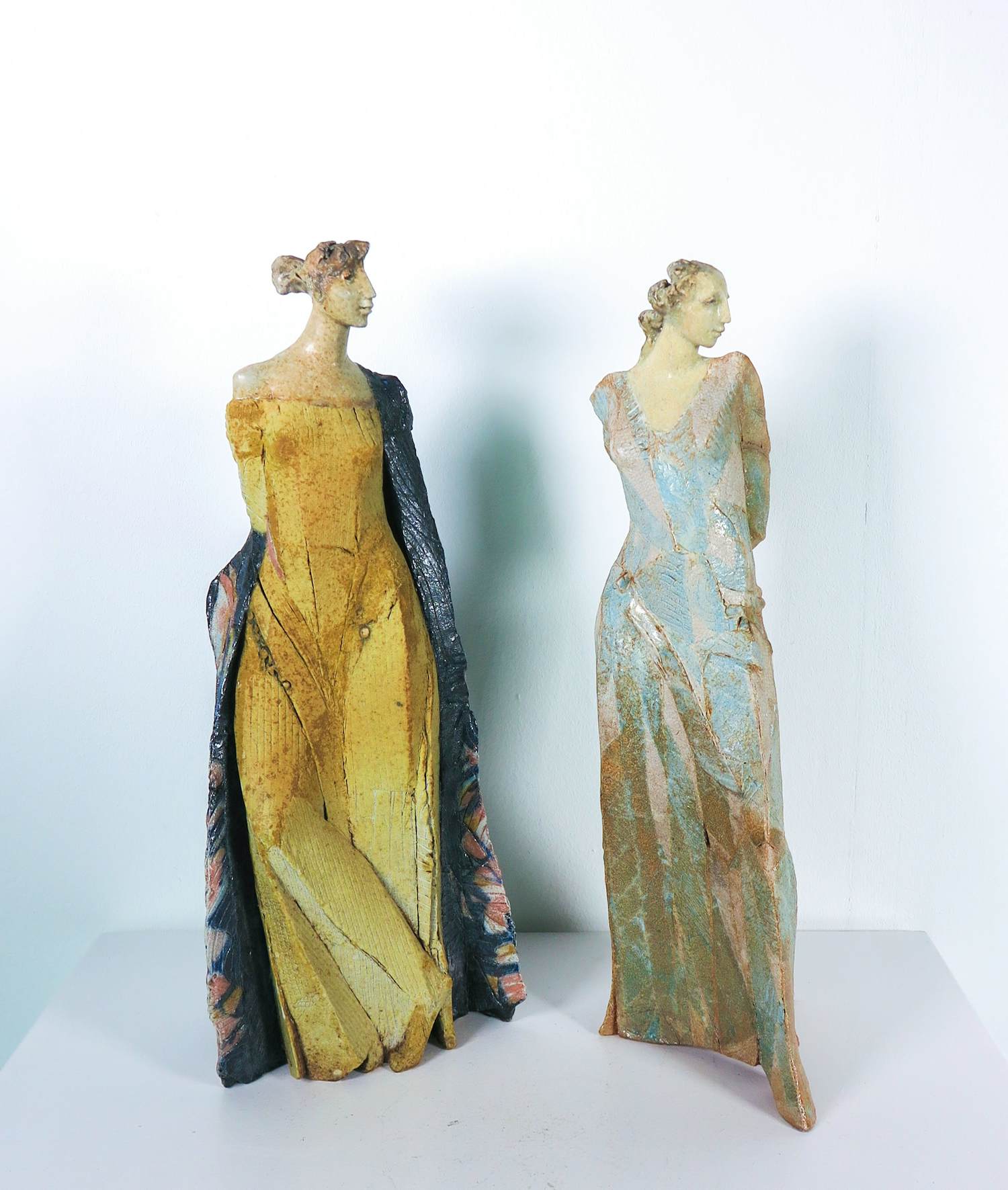 Willemijn van der Meer - Set van 2 keramieken sculpturen, Dames in jurk kopen? Bied vanaf 250!