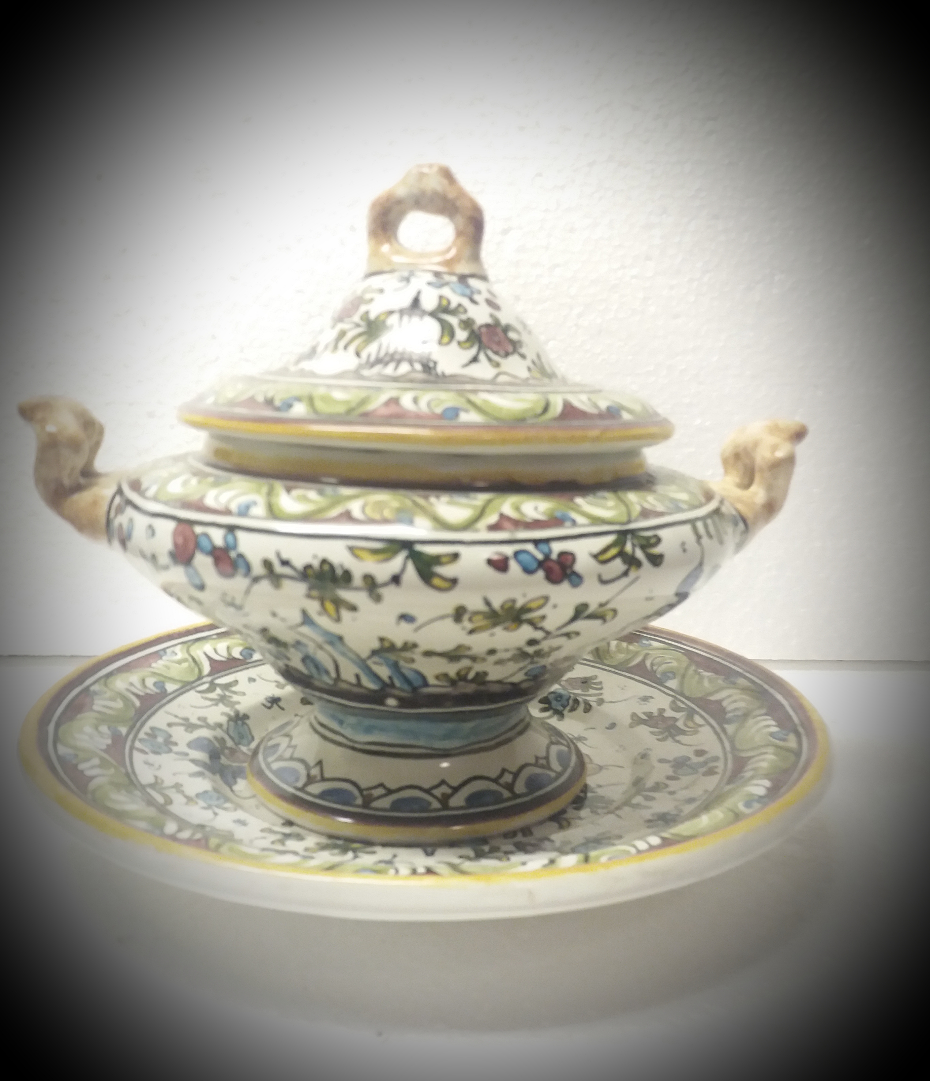 Niet of onleesbaar gesigneerd - Portugal Hand Painted Soup Tureen verkocht voor € 1!