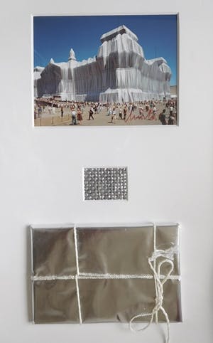 Christo - Rijksdag zeefdruk, stof en ingepakt pakketje - Gesigneerd - Ingelijst kopen? Bied vanaf 175!