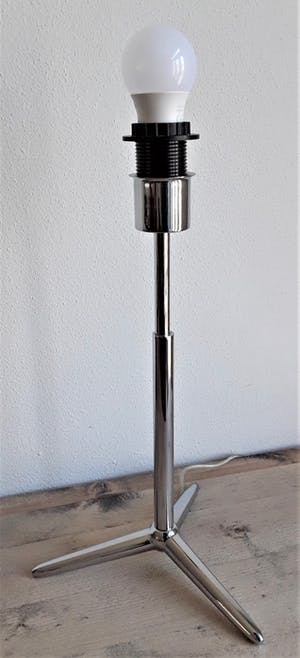 Curiosa - Stijlvolle strak vormgegeven verchroomd metalen tafellamp met artistieke kap. kopen? Bied vanaf 1!