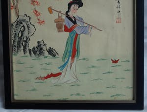 Niet of onleesbaar gesigneerd - 2 ingelijste schilderijen op zijde , Chinees? Japans?, Vrouw in landschap kopen? Bied vanaf 1!