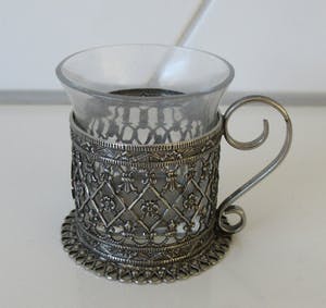 Niet of onleesbaar gesigneerd - Twee antieke filigraan zilveren glashouders - een met origineel glas - kopen? Bied vanaf 10!